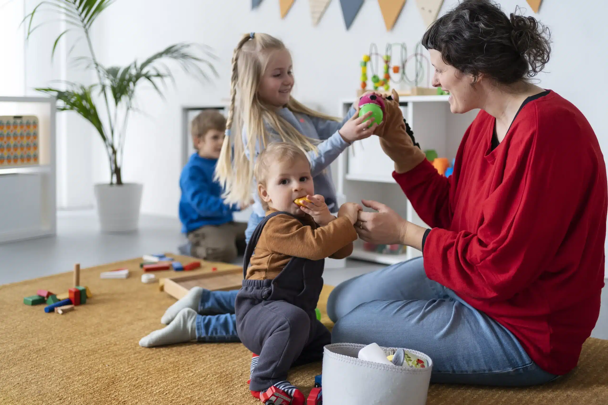 professeur-regardant-les-petits-enfants-apprendre