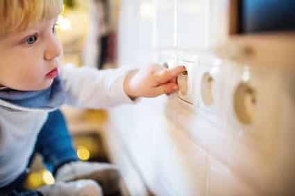 prévention et sécurité, enfant qui touche une prise électrique