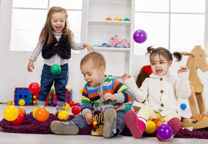 groupe d'enfants dans une maison