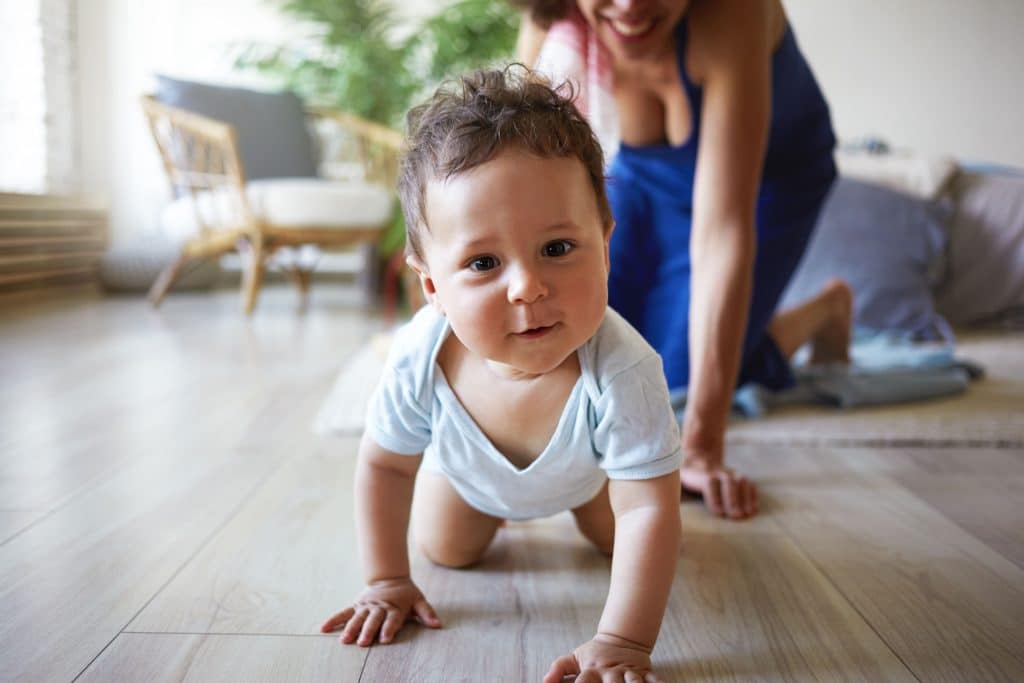 bébé à 4 pattes