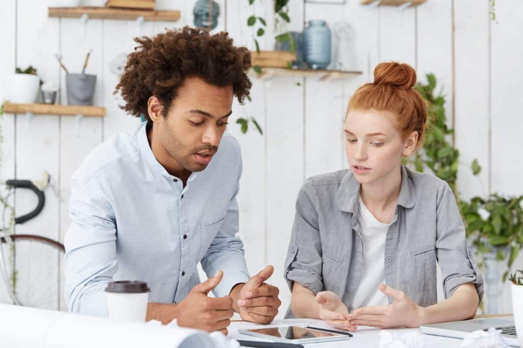 homme et femme discutant financement