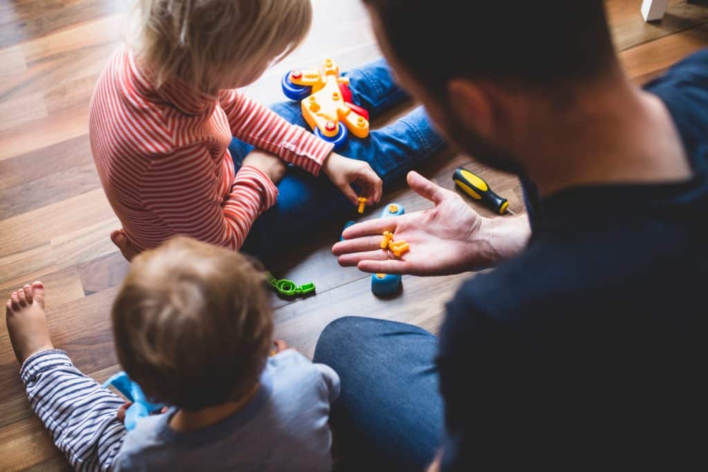 homme avec enfants qui jouent