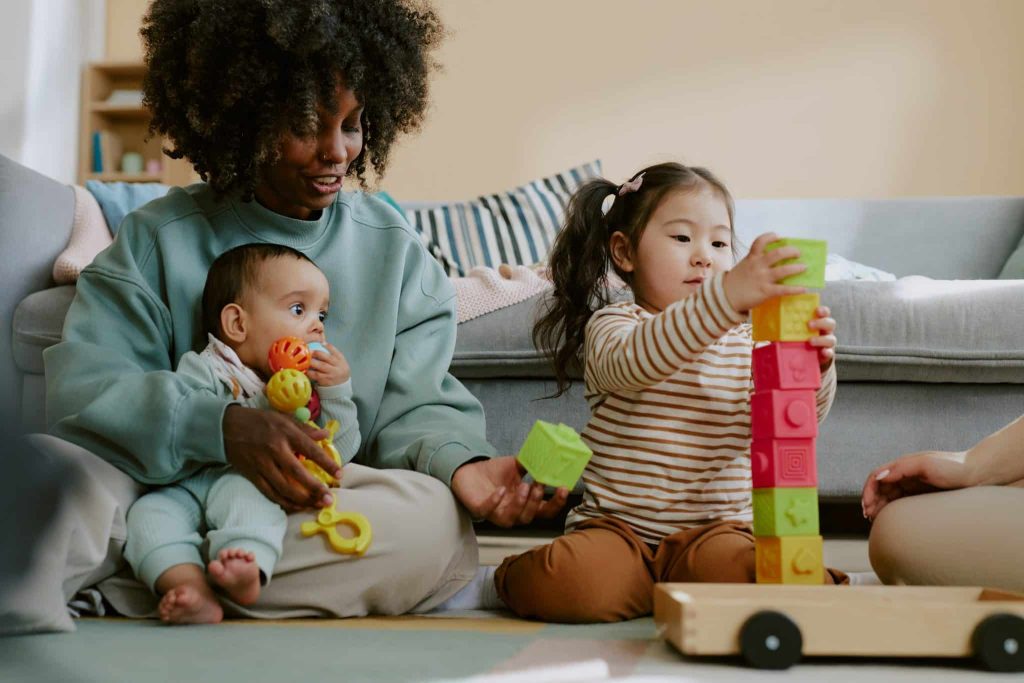 une femme et 2 enfants qui jouent