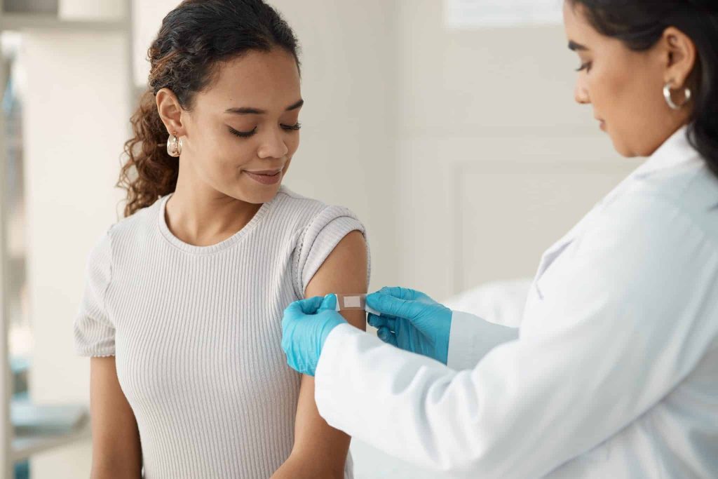 femme qui se fait vacciner