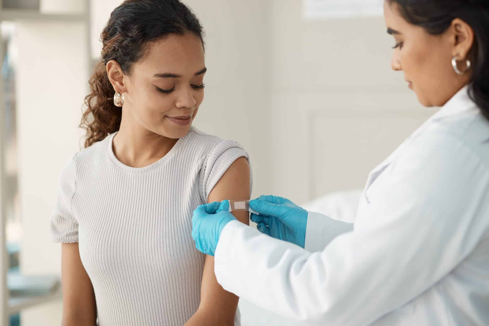 femme qui se fait vacciner