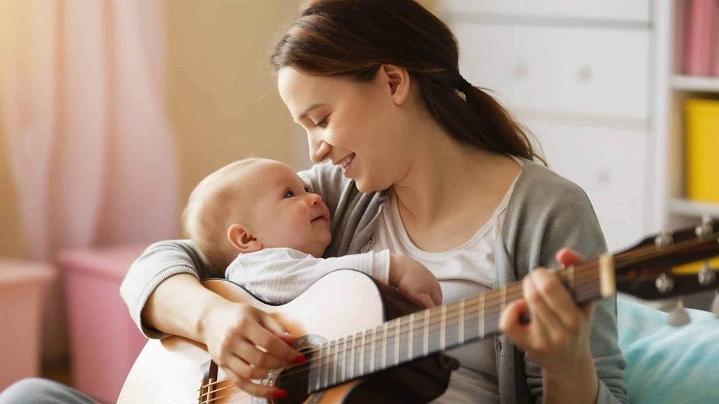 femme qui joue de la guitare avec un bébé dans les bras