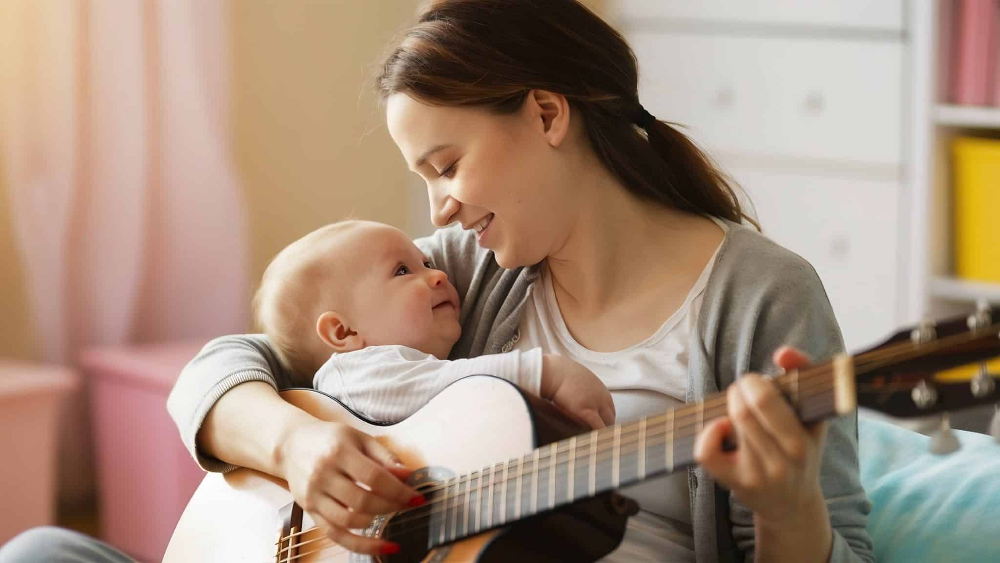 femme qui joue de la guitare avec un bébé dans les bras