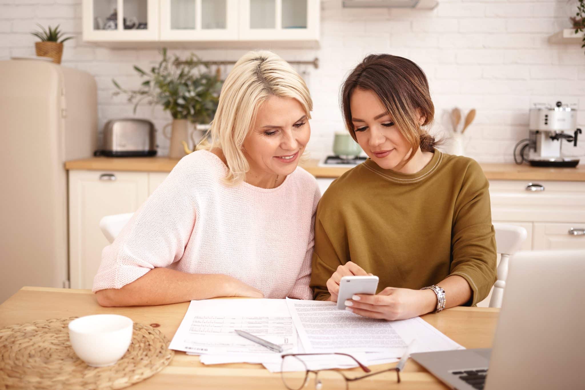 2 femmes avec un téléphone et un ordinateur