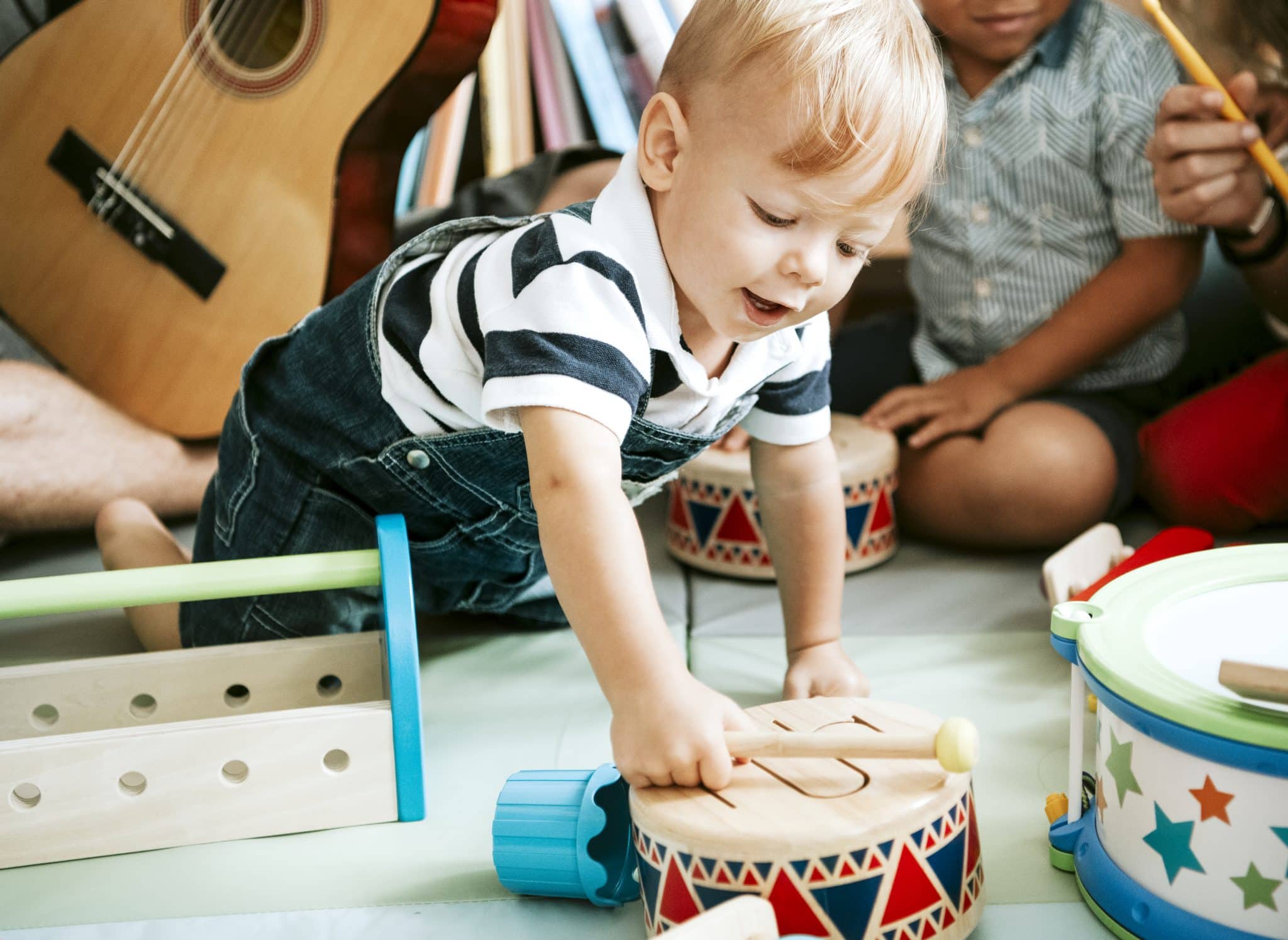 petit bébé qui fait de la musique