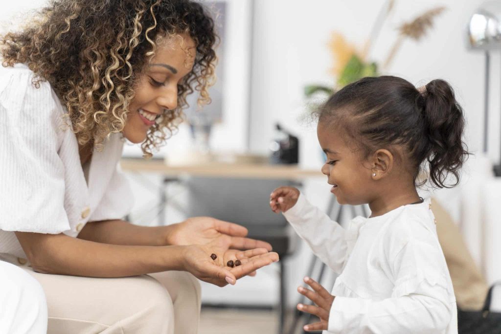 assistante maternelle avec une petite fille
