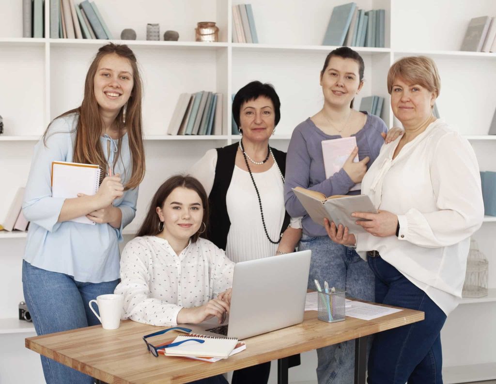 Groupe de femmes en réunion de travail