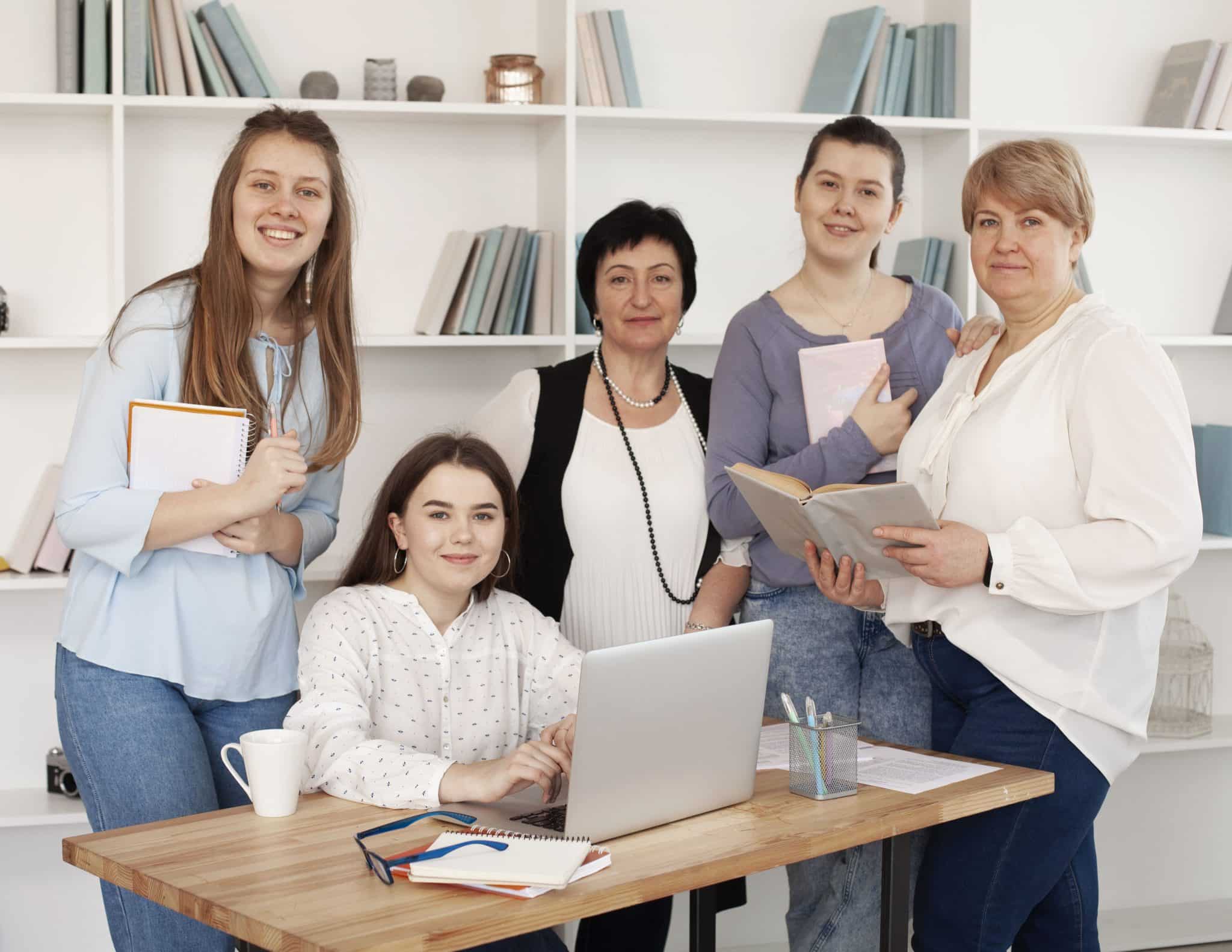 Groupe de femmes en réunion de travail
