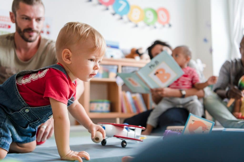 petit garçon à quatre pattes dans une crèche